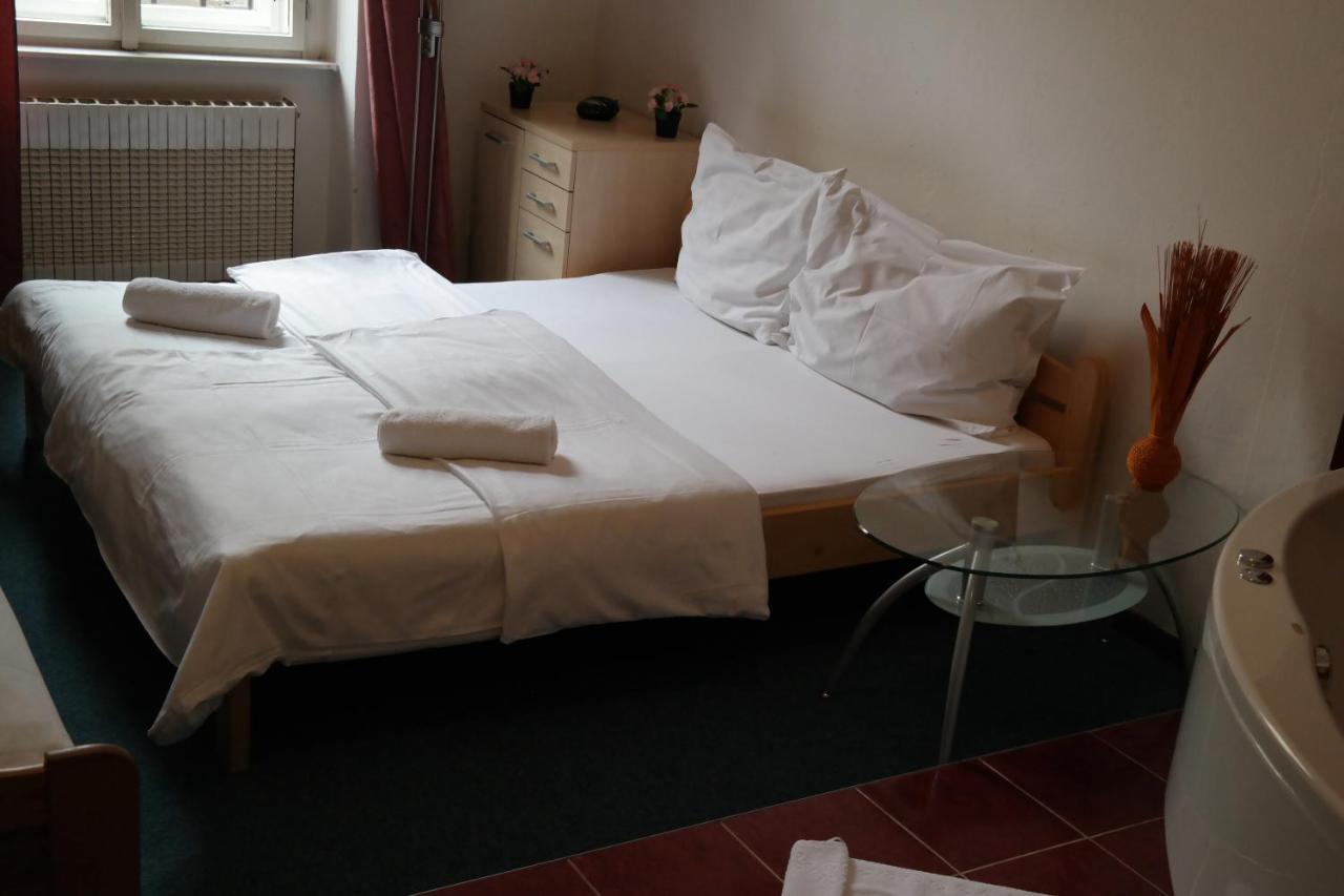 Hotel Praha Club Bed & Breakfast Exteriör bild